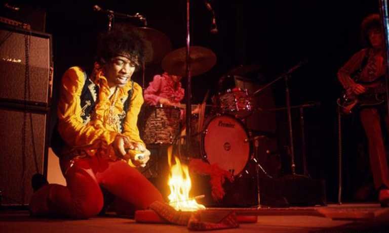 ANÉCDOTAS DEL ROCK: HENDRIX INCENDIARIO ANÉCDOTAS DEL ROCK: HENDRIX INCENDIARIO