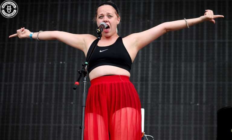 MNDR da excelente show en Hellow Festival.