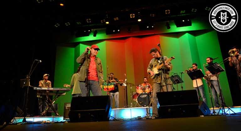 Bamboo inundó de reggae el aula magna.