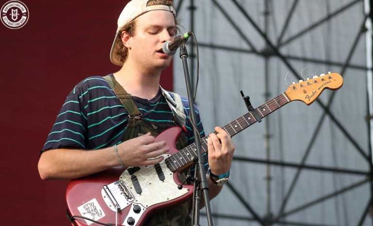 Mac deMarco es arrestado en su propio concierto.