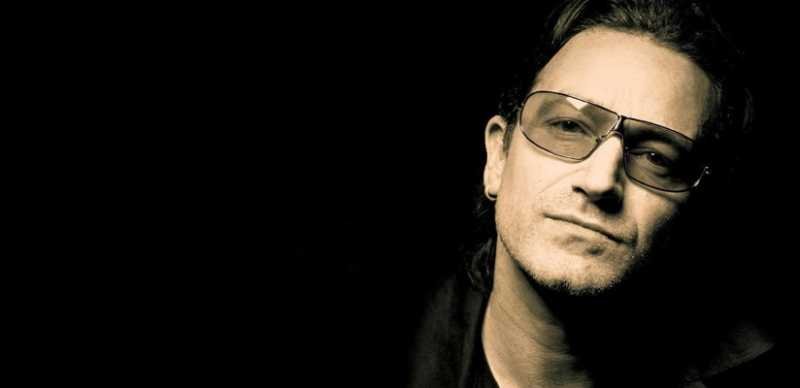Bono se cae de la bicicleta.