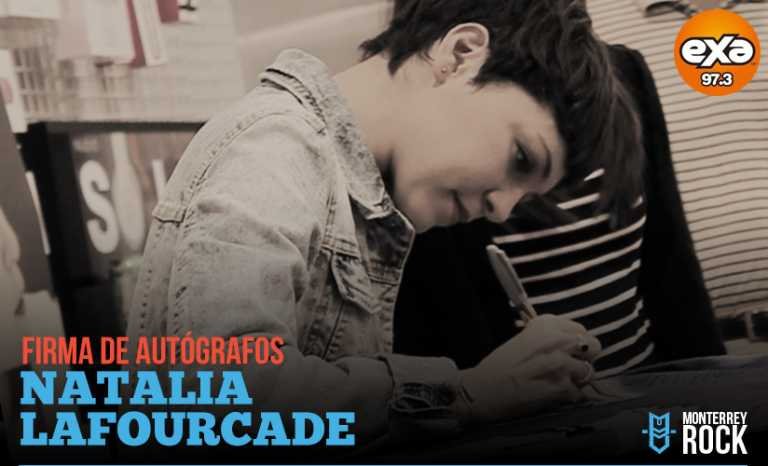 Natalia Lafourcade firmó autógrafos a regios