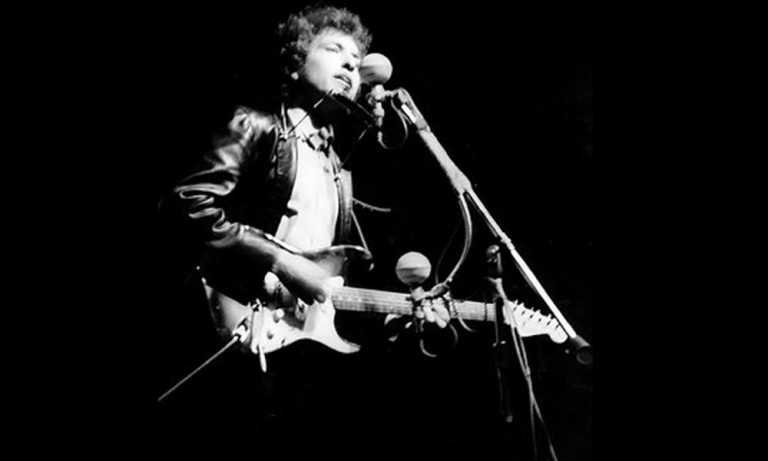 ANÉCDOTAS ROCKERAS: BOB DYLAN EL TRAIDOR ELÉCTRICO