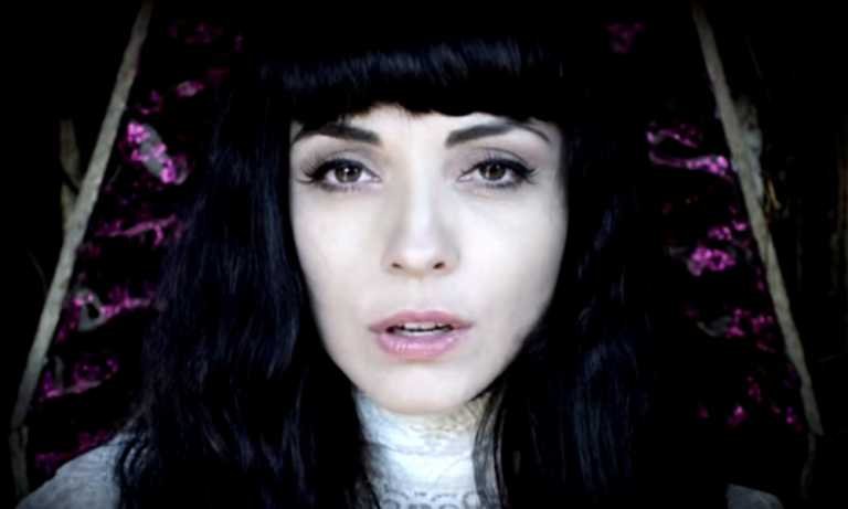 Mon Laferte – Tu Falta de Querer