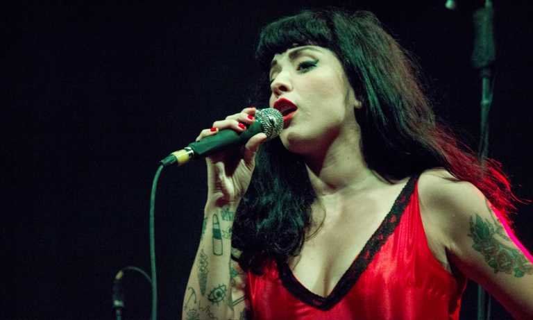 Mon Laferte hace vibrar el Café Iguana