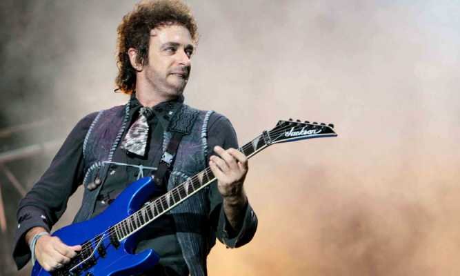 Gustavo Cerati y su impecable labor guitarrística.