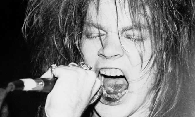 Axl Rose amarró a modelo y tuvo sexo con ella.