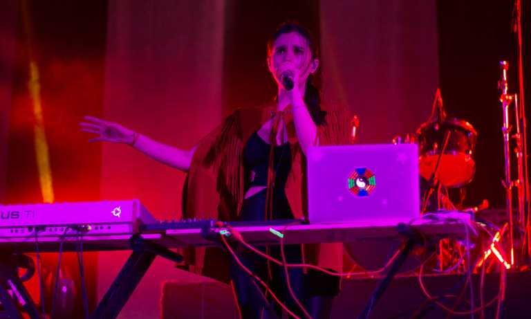 JAVIERA MENA, SHE’S A TEASE Y BUFFALO BLANCO HICIERON VIBRAR EL ESCENA