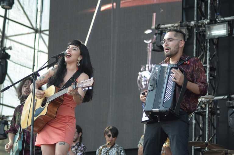 Mon Laferte salió a romperla en el escenario Budlight del Machaca fest