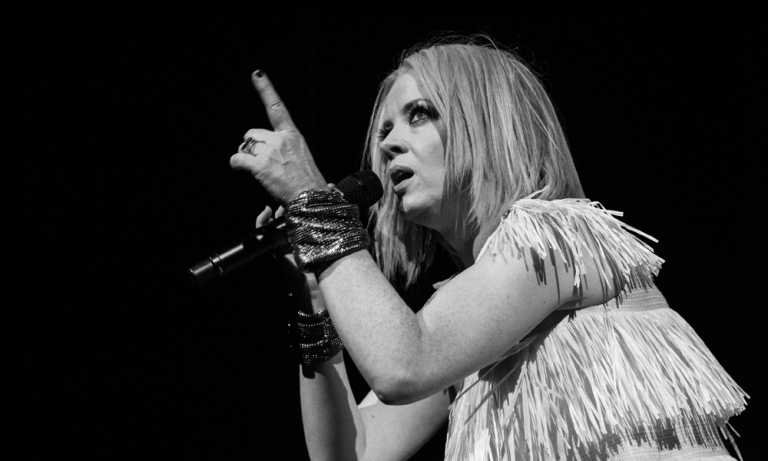 Garbage pinta de amarillo y rosa la arena Monterrey