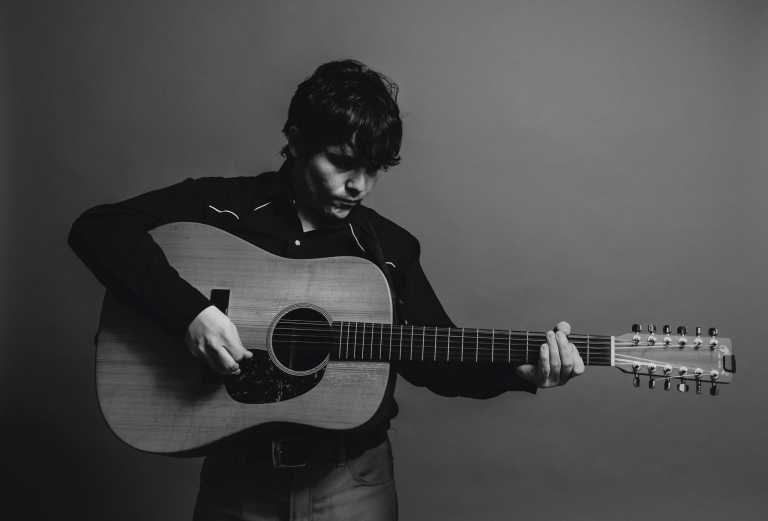 Presenta Juan Cirerol su ‘música triste’