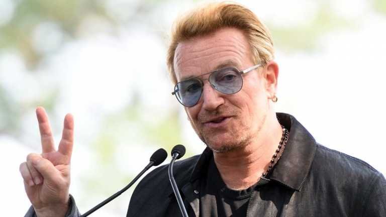 Bono gana premio a ‘Mujer del Año’ (No, no es broma)