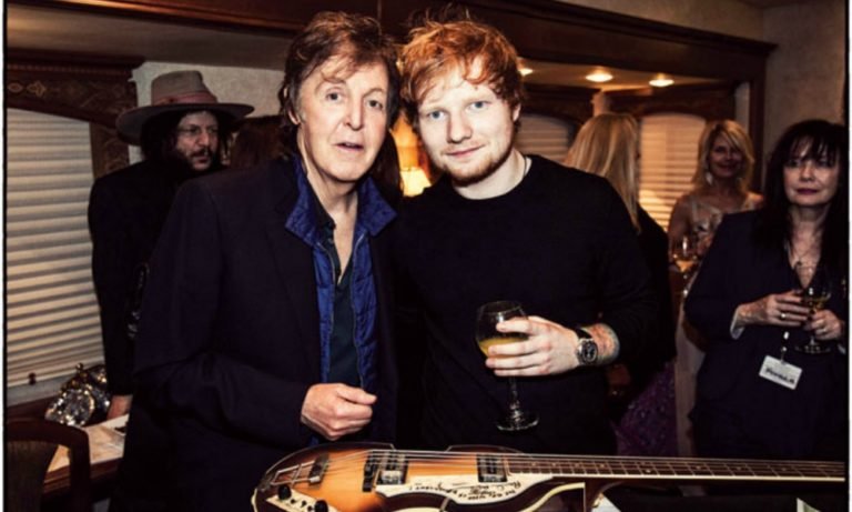 Ed Sheeran en pláticas para participar en película sobre The Beatles.