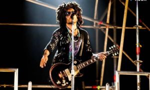 Lenny Kravitz cautiva y pone a vibrar la Arena Monterrey.