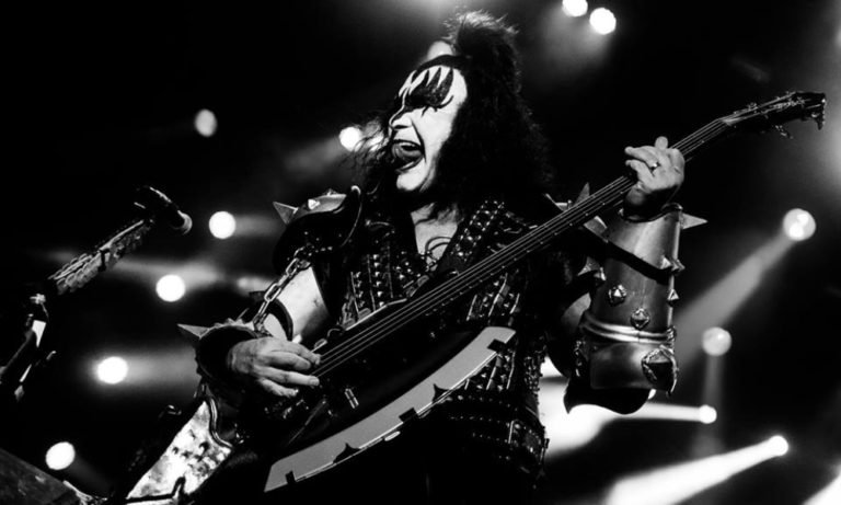 Gene Simmons desea escribir canciones con integrante de ABBA