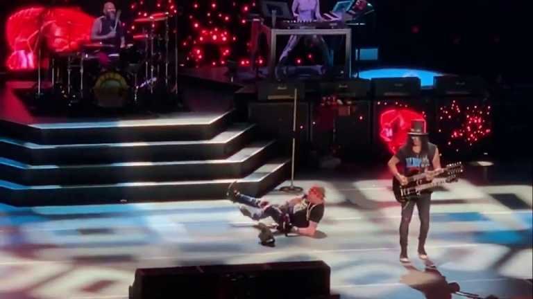 ¡Axl Rose se cayó en pleno show en vivo!