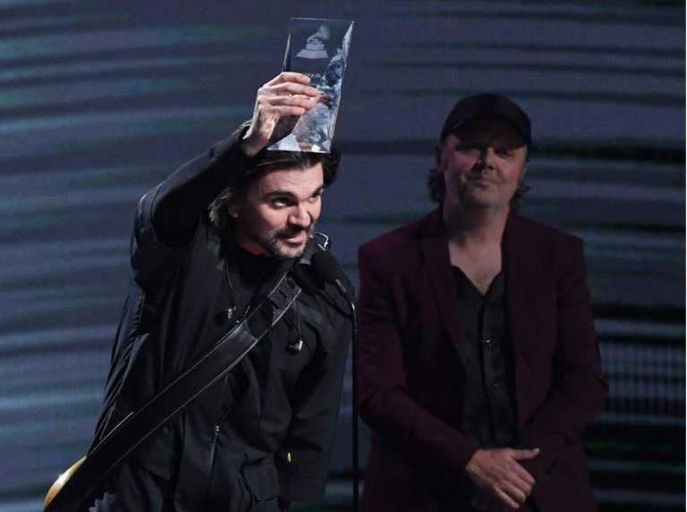 Juanes recibe sorpresa de Lars Ulrich de Metallica en los Latin Grammy