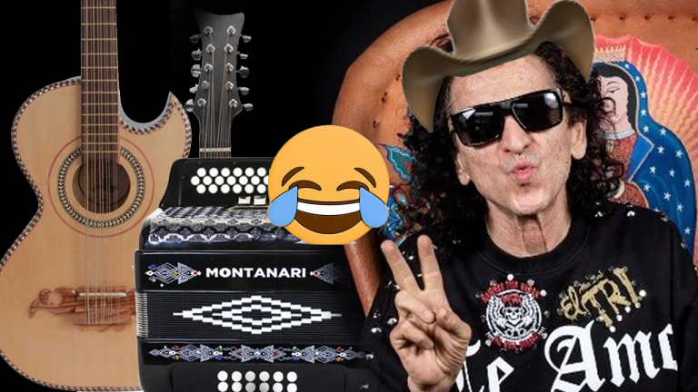 Alex Lora cantando “Oye Cantinero” con un grupo norteño