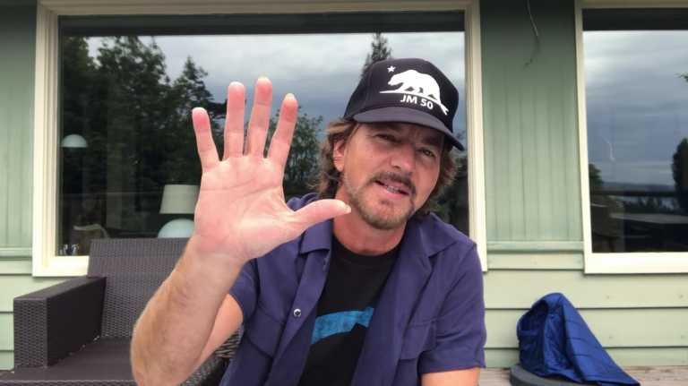 Eddie Vedder causa furor con un reto y se vuelve viral.