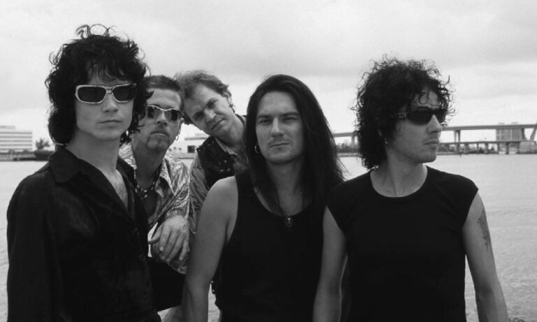 El día que a Héroes del Silencio les cayó una lluvia de escupitajos