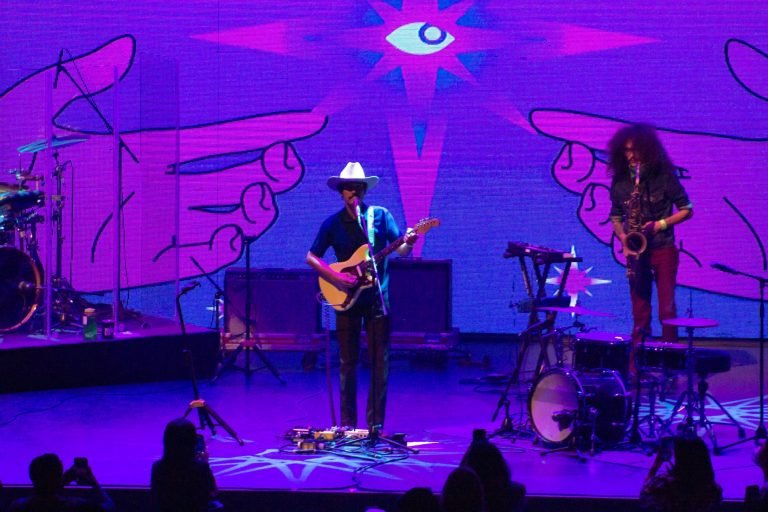 35 grados, botas y tejana: Caloncho en Pabellón M