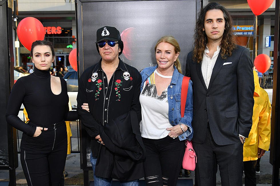 Gene-Simmons-and-Family-Photo