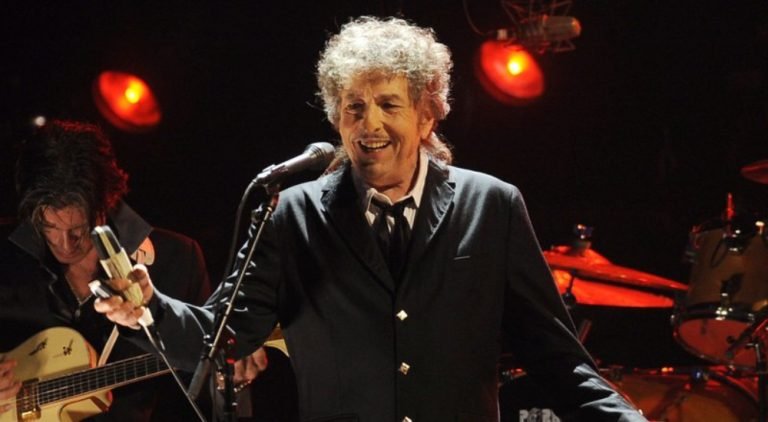 ¡Demandan a Bob Dylan por abuso sexual a una niña de 12 años!