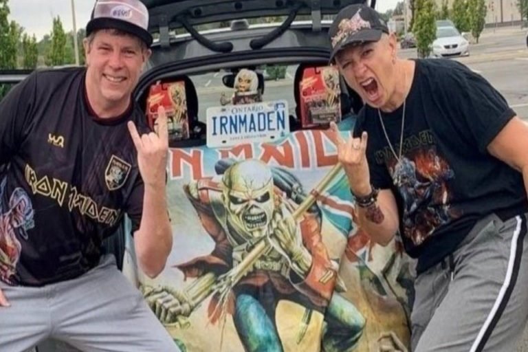 Quisieron correr a directora escolar por ser fan de Iron Maiden… y se quedaron con las ganas