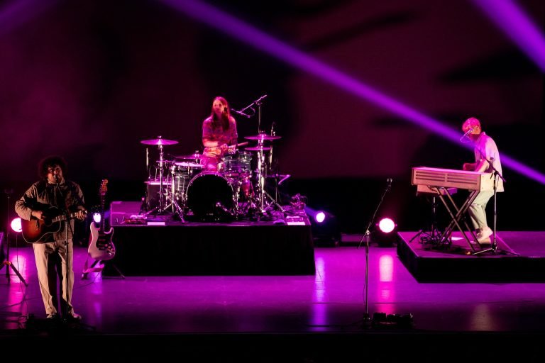 Colorido, minimal y dinámico: así fue el concierto de Metronomy en el Auditorio Pabellón M