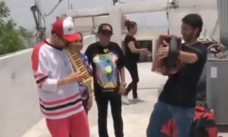 Captan a Damon Albarn de paseo en Monterrey