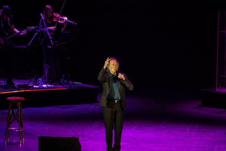 Serrat vive emotiva despedida en Monterrey