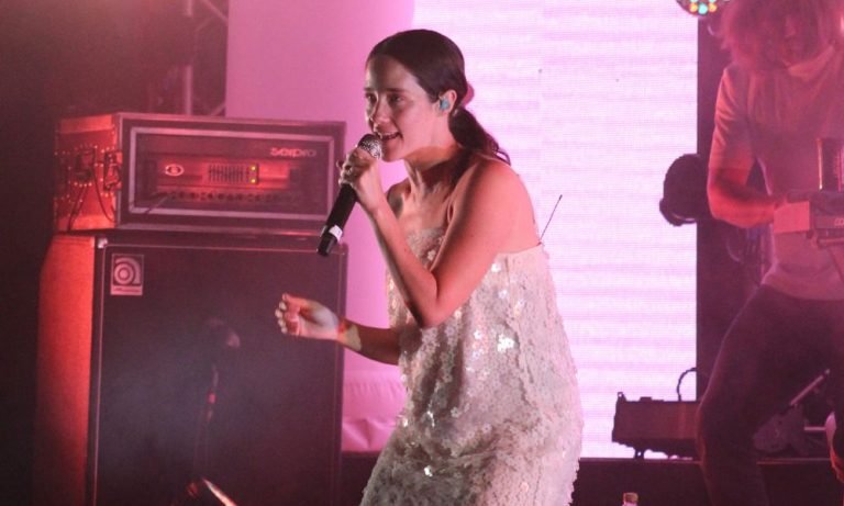 Ximena Sariñana llena de “amor” a regios