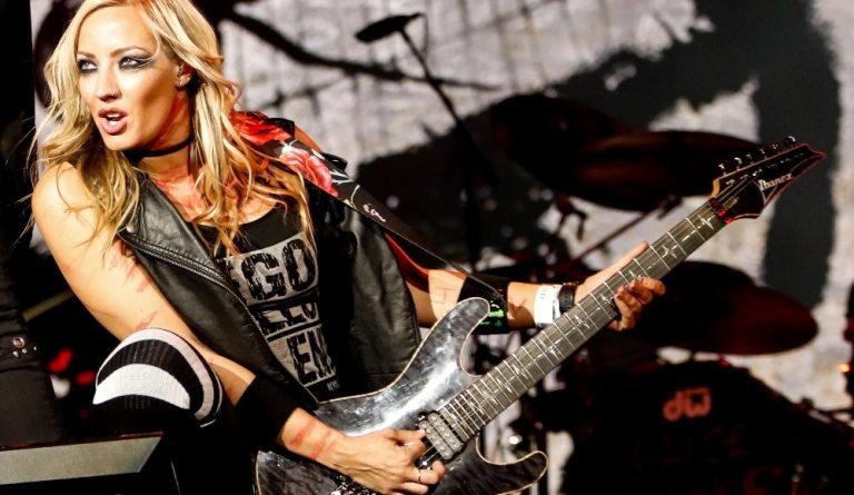 Nita Strauss deja la banda de Alice Cooper