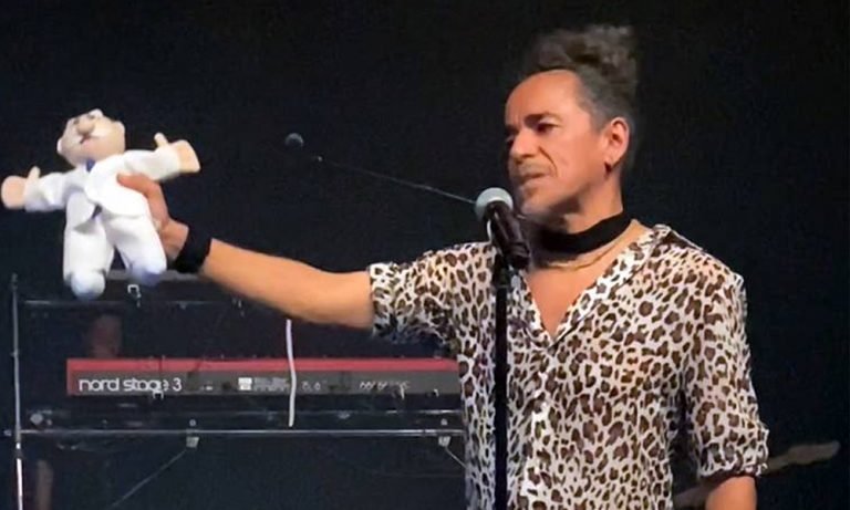 Rubén Albarrán rompe muñequito del Dr. Simi en concierto