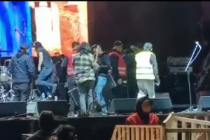 (VIDEO) Molotov se ve envuelto en escándalo tras riña con grupo chileno