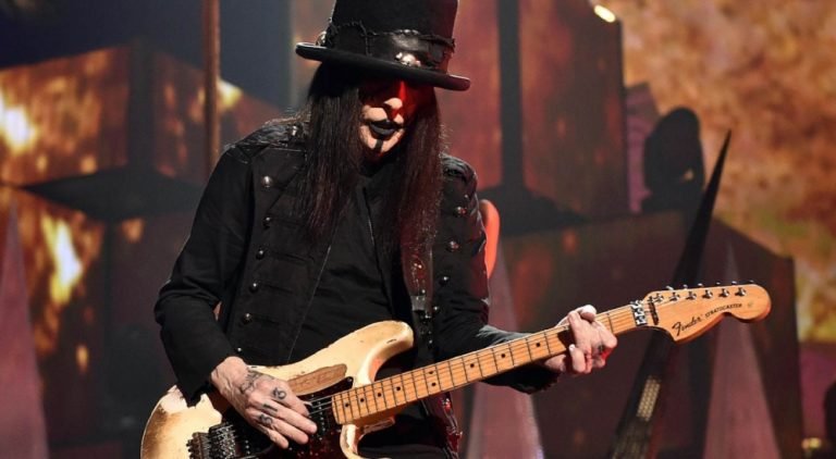 ¡Mick Mars demanda a Mötley Crüe!