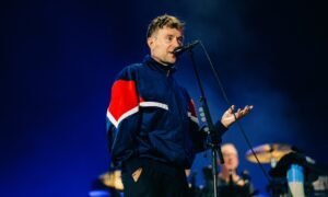 Damon Albarn causa sensación en Wembley con la chamarra Fila