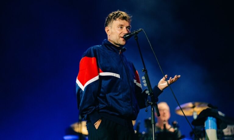 Damon Albarn causa sensación en Wembley con la chamarra Fila