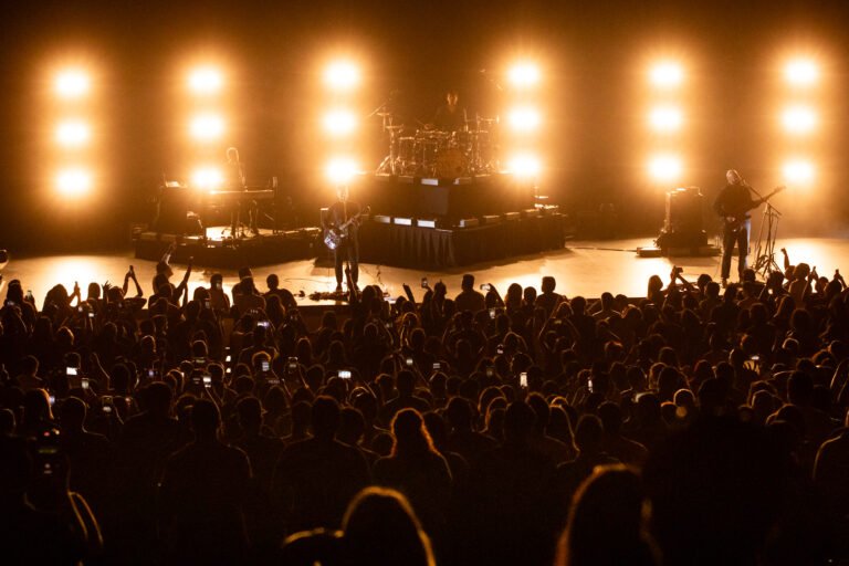 White Lies en Monterrey: luces y pasión