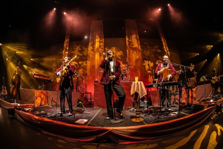 Enjambre cautivó a Monterrey con “Noches De Salón”