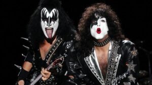 Viuda del técnico de guitarra de KISS demanda a la banda por muerte injusta