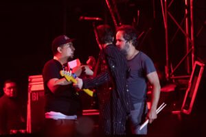 The Killers suben a fan mexicano a tocar la batería… y salió mal