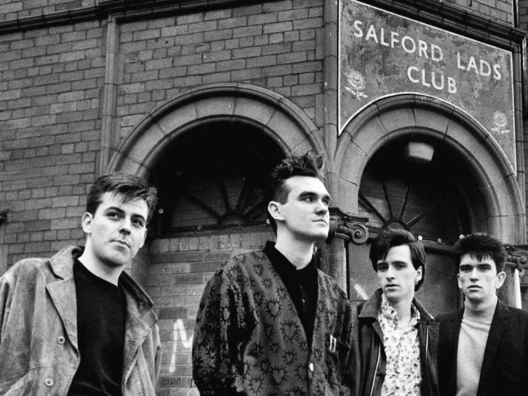 Salford Lads’ Club: Cómo la Comunidad Salvó un Ícono Musical Histórico
