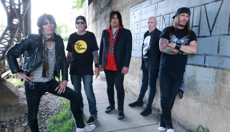 Cantante de Dead Boys abandona la banda tras polémica por uso de IA para recrear voz de Stiv Bators