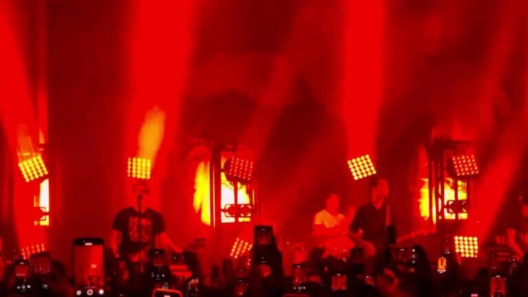 Mira a Mark Hoppus tocando “Heart Tattoo” con Joyce Manor