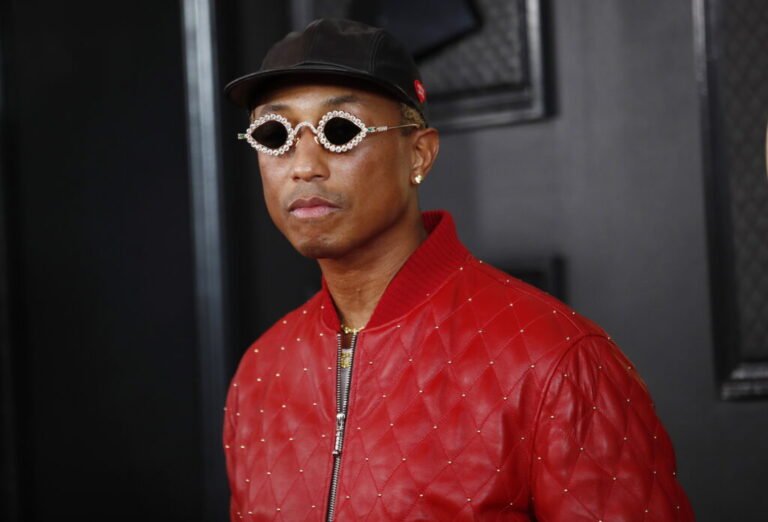 Mira a Pharrell Williams tocando ‘Happy’ en la reapertura de Notre Dame
