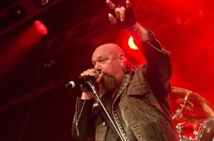 Iron Maiden revela detalles de su nuevo documental “sin restricciones” con la última entrevista de Paul Di’Anno.