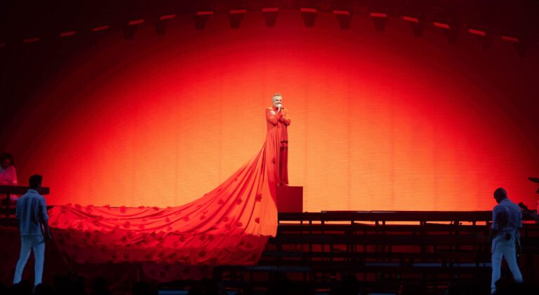 Miguel Bosé regresó a Monterrey con un espectáculo colorido y deslumbrante