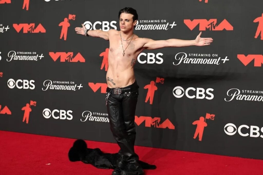 Yungblud visitio pantalon de iggy pop y collar de ozzy en vma