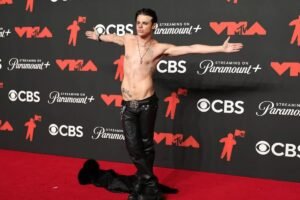 Yungblud vistió pantalones de Iggy y collar de Ozzy en los VMAs